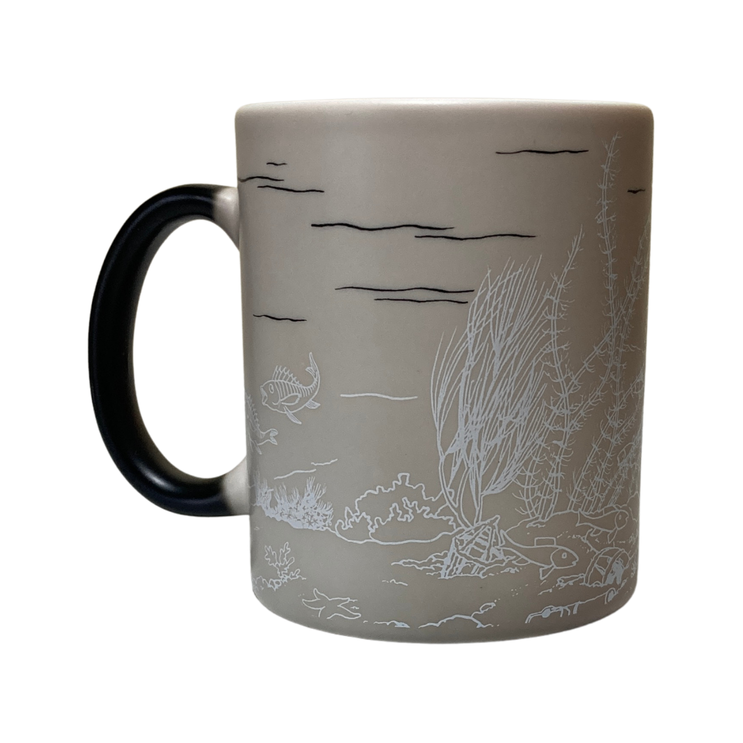 Mug en céramique "Le trésor de Rackham le rouge" par Espace714, avec design illustré pirate rouge et détails marins.