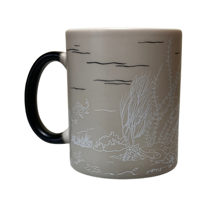 Mug en céramique "Le trésor de Rackham le rouge" par Espace714, avec design illustré pirate rouge et détails marins.