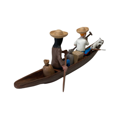 Pirogue Tintin avec l’Indien et Milou, figurines en bois de Espace714, montrant la scène avec détails colorés et artisanaux.
