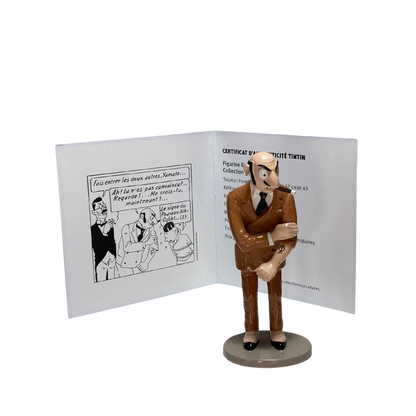 Figure de Rastapopoulos en carton représentant le personnage de la bande dessinée, détaillée avec vêtements et accessoires.