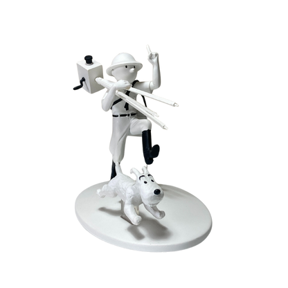 Figurine Tintin cinéaste avec Milou au Congo, personnage d'aventure, en détail dans une scène colorée.