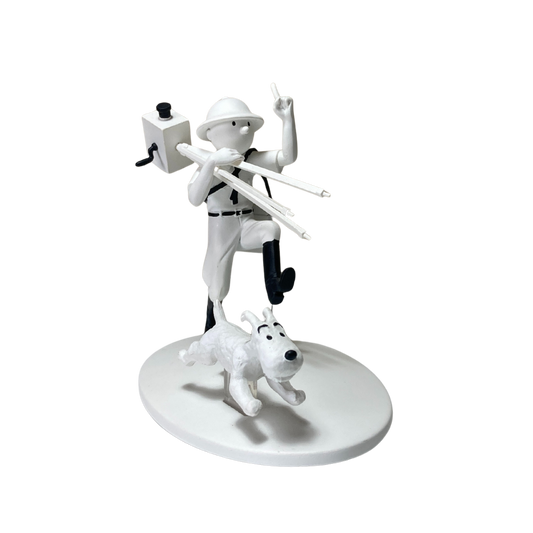 Figurine Tintin cinéaste avec Milou au Congo, personnage d'aventure, en détail dans une scène colorée.