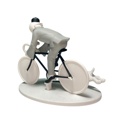 Image de Tintin cycliste avec Milou à Shanghai, illustration colorée et détaillée, style bande dessinée.