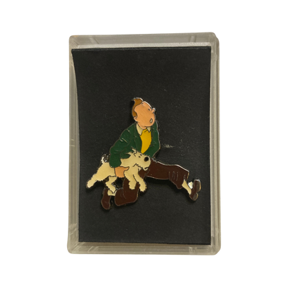 Pin's Tintin avec boîte Corner de Hergé, représentant le personnage de Tintin, sur fond blanc.