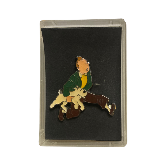 Pin's Tintin avec boîte Corner de Hergé, représentant le personnage de Tintin, sur fond blanc.
