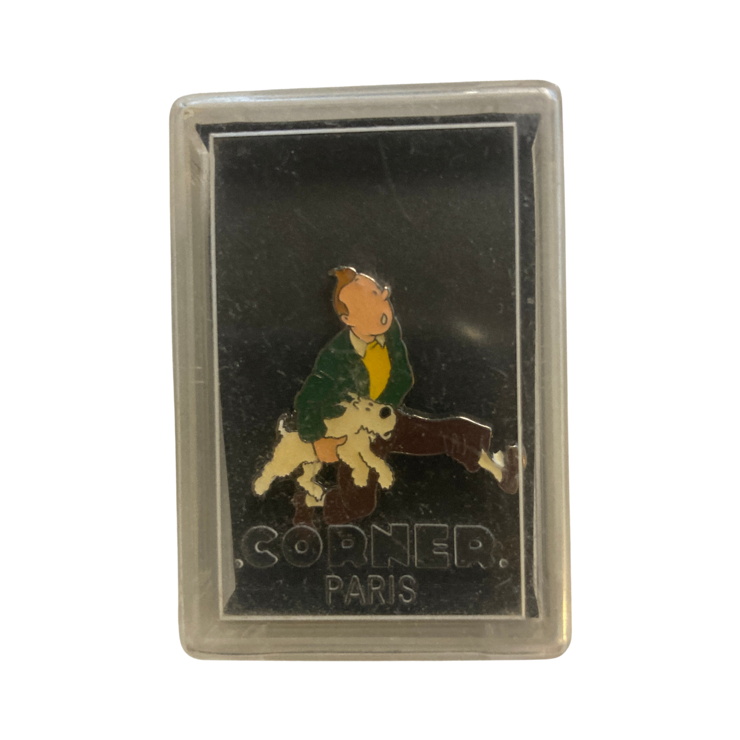Pin's Tintin d'Hergé avec boîte Corner, illustration de Tintin en costume, présenté dans une boîte de collection.