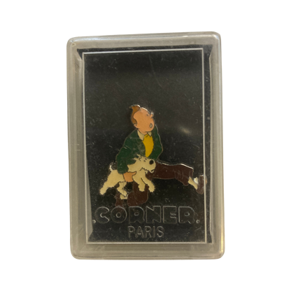 Pin's Tintin d'Hergé avec boîte Corner, illustration de Tintin en costume, présenté dans une boîte de collection.
