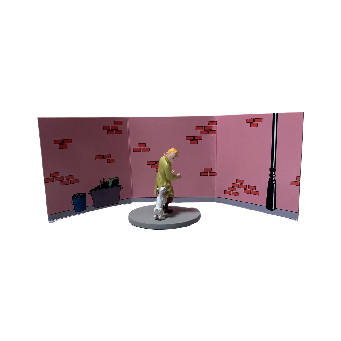 Illustration de Tintin, Milou et une boîte de crabe dans une scène colorée, par Espace714.