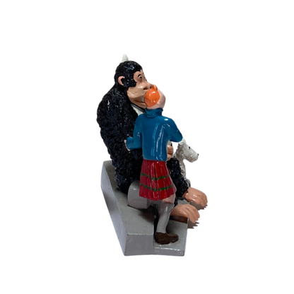 Illustration de Tintin, Milou et le gorille dans une scène de bande dessinée, avec des personnages en couleur.
