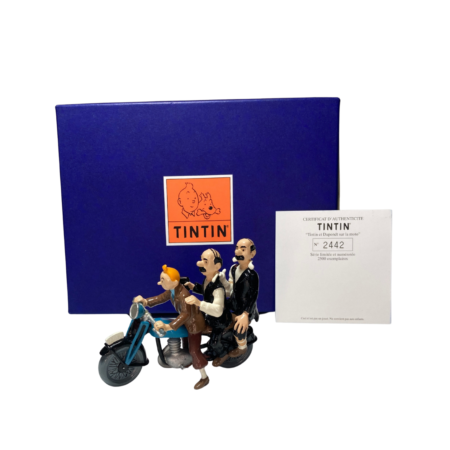 Tintin, Milou et les Dupondt sur une moto, illustration colorée, personnages de la bande dessinée dans une scène dynamique.