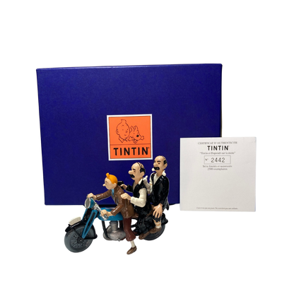 Tintin, Milou et les Dupondt sur une moto, illustration colorée, personnages de la bande dessinée dans une scène dynamique.
