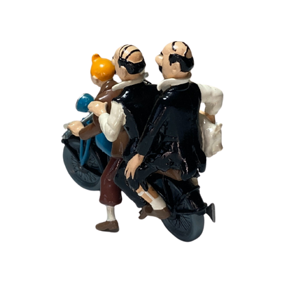 Image de Tintin, Milou et les Dupondt sur une moto, illustration colorée et détaillée, style bande dessinée.