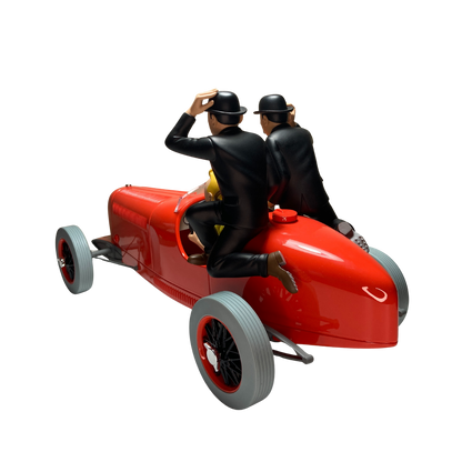 Image de Tintin, les Dupondt et le bolide rouge, figurines de la série BD, avec Tintin en tenue classique et voitures rouges.