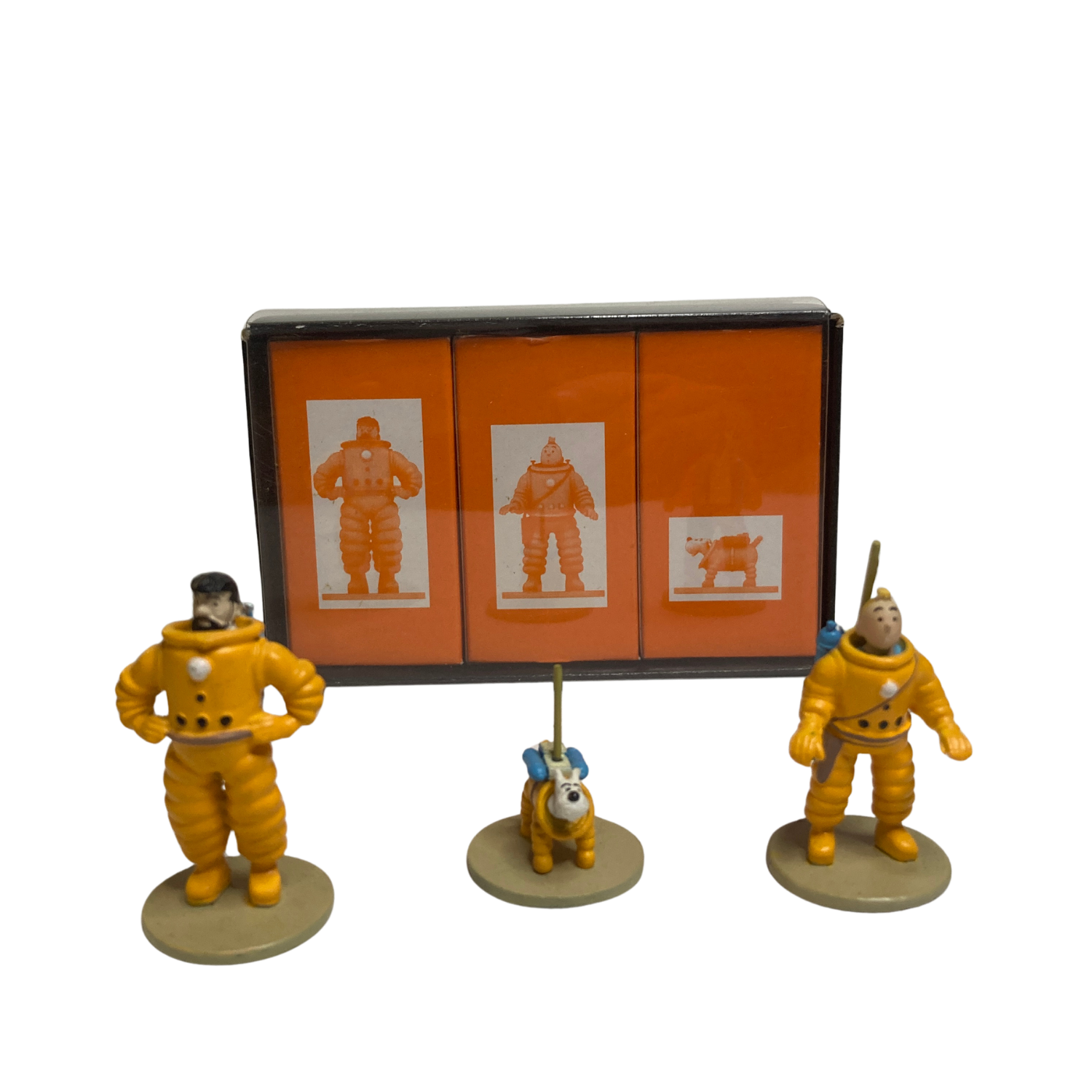 Coffret Tintin Lune par Espace714 avec illustrations de Tintin explorant la lune, comprenant plusieurs albums et objets liés à l'espace.