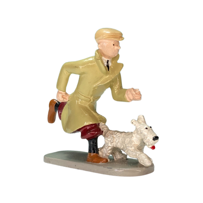 Image de Tintin courant, personnage de bande dessinée, portant une tenue bleue et blanche, créé par Espace714.