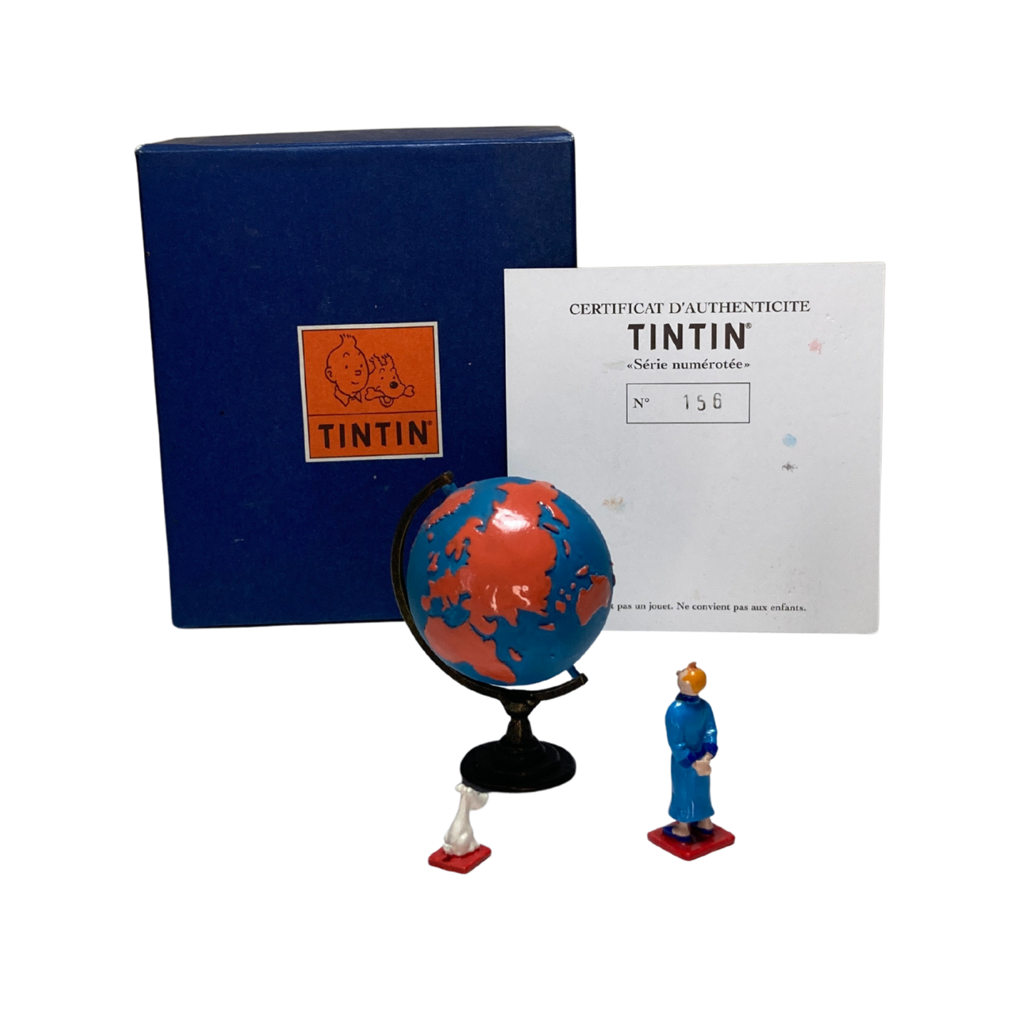 Carte du monde illustrée avec Tintin et Milou, design coloré par Espace714, pour décoration ou collection.