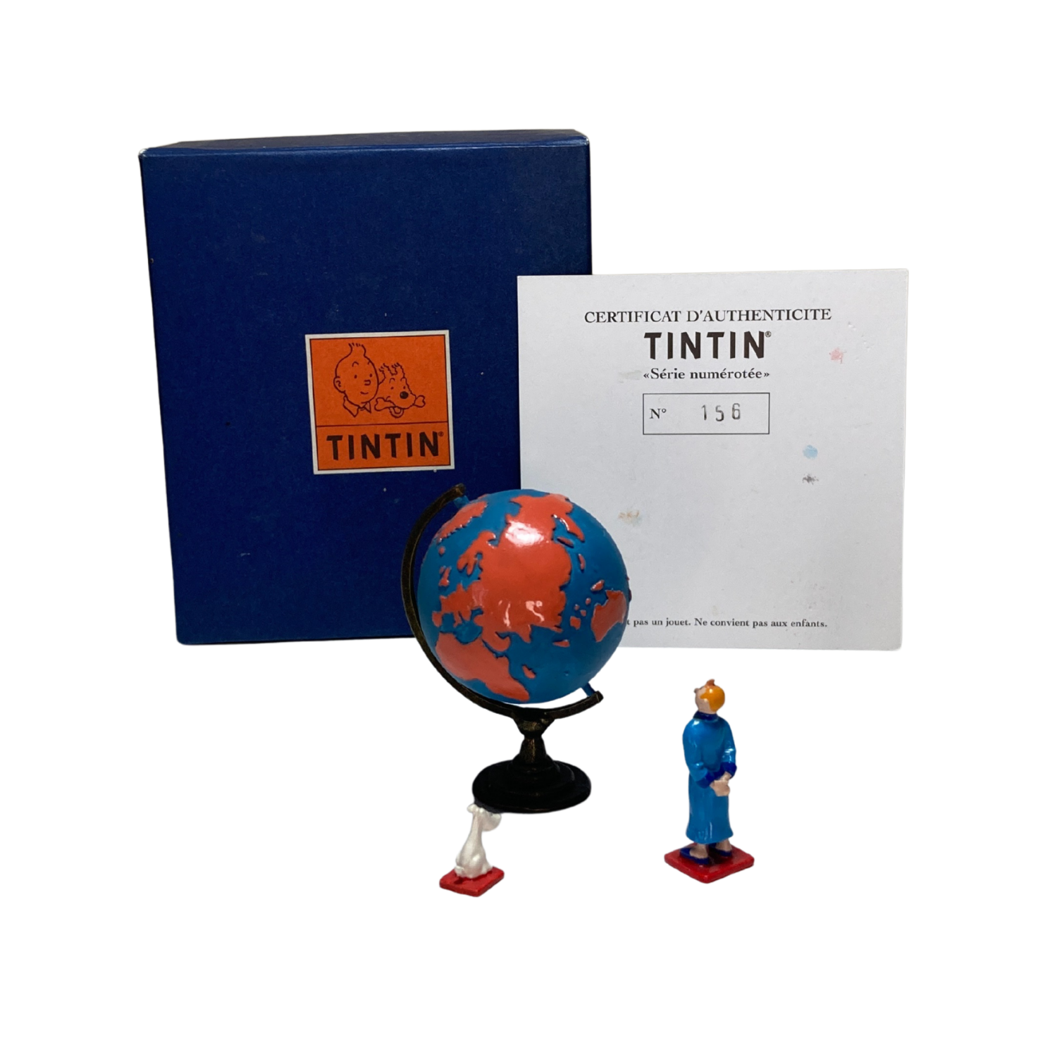 Carte du monde illustrée avec Tintin et Milou, design coloré par Espace714, pour décoration ou collection.