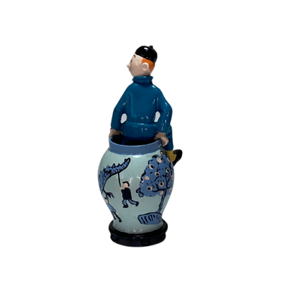 Statue de Tintin sortant d'une potiche en céramique, modèle de la marque Espace714, détail coloré et sculpté.