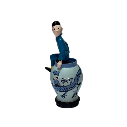 Figurine de Tintin sortant de la potiche, détail coloré et réaliste, fabriquée par Espace714, visible de face dans cette image.