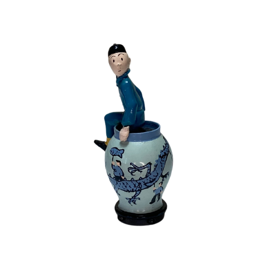 Figurine de Tintin sortant de la potiche, détail coloré et réaliste, fabriquée par Espace714, visible de face dans cette image.