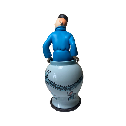 Statue de Tintin sortant d'une potiche en céramique, modèle de la marque Espace714, visible en détail.
