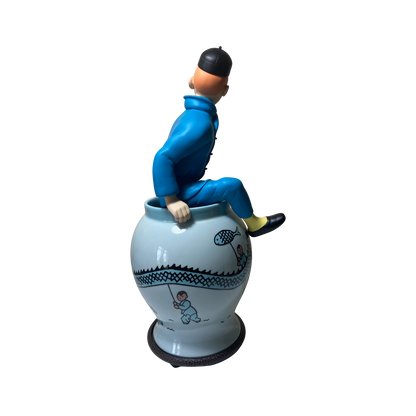 Statue de Tintin sortant de la potiche, sculpture en résine de Espace714, avec détails colorés et expression dynamique.