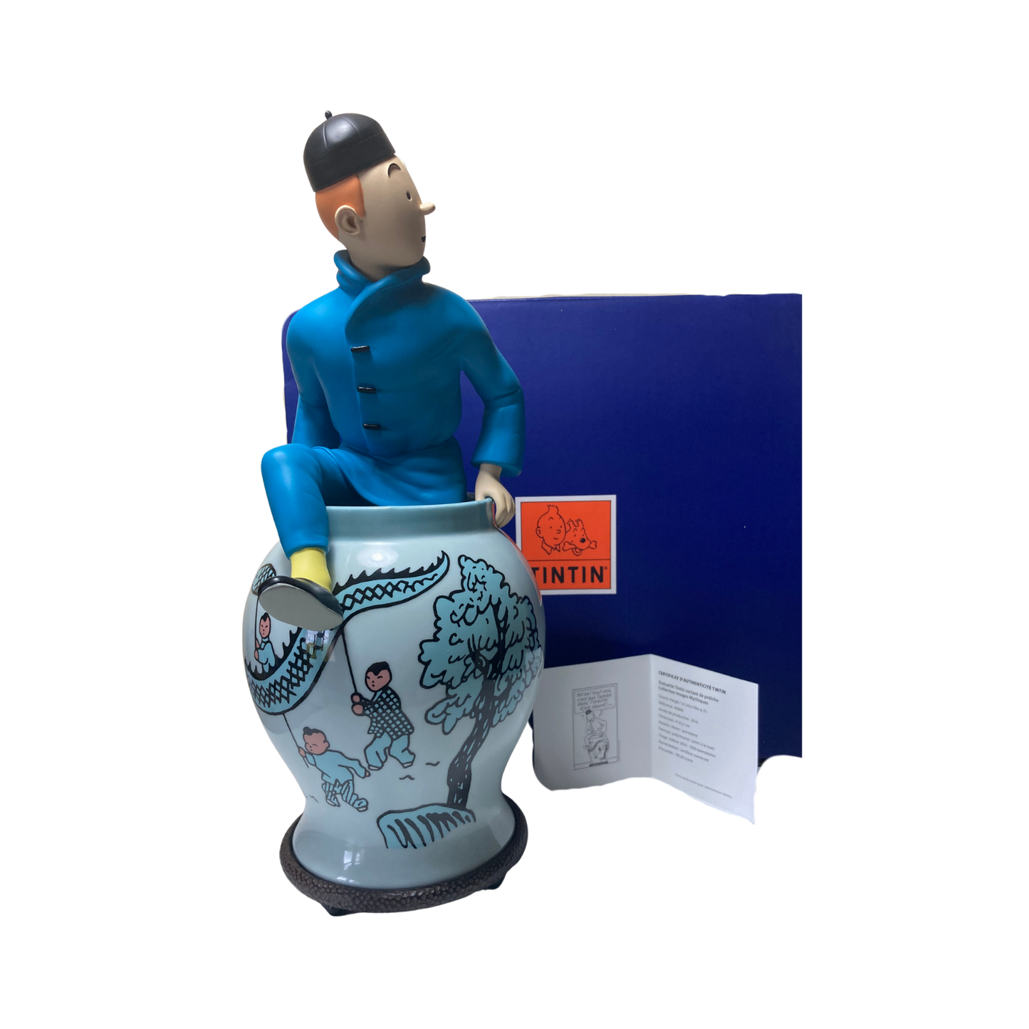 Statue de Tintin sortant d'une potiche en porcelaine, créée par Espace714, avec détails colorés et finition élégante.