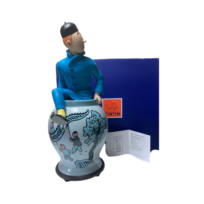 Statue de Tintin sortant d'une potiche en porcelaine, créée par Espace714, avec détails colorés et finition élégante.