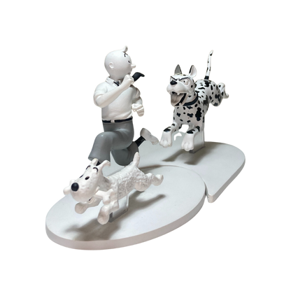 Page Tintin en fuite et Milou en Angleterre, figurines de collection Espace714, illustrant Tintin et Milou en voyage en Angleterre.